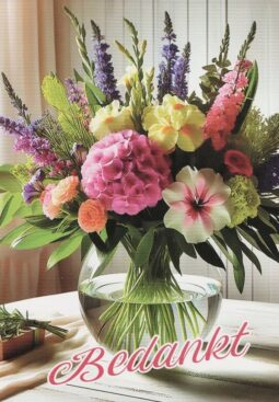 Bedankt-bloemen-in-vaas-op-tafel-wenskaartenplein.nl